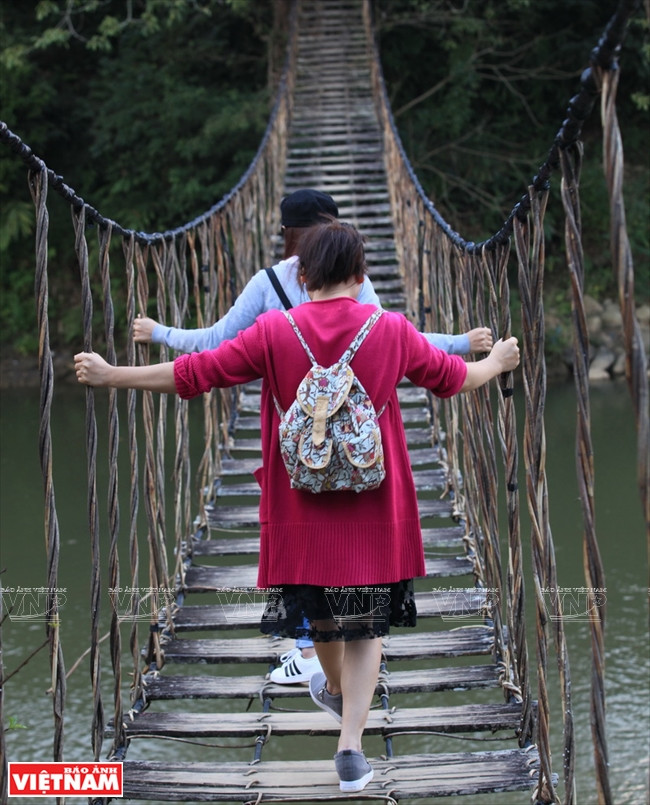 El puente que cruza un arroyo en el pueblo de Ta Van es un lugar bastante famoso en Hoang Lien Son. (Fuente: VNA) 