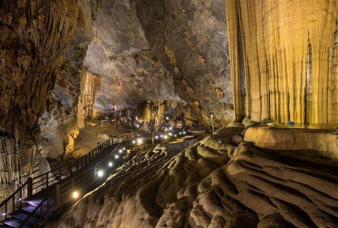Situada en el parque nacional de Phong Nha-Ke Bang, reconocido por la UNESCO como Patrimonio Natural Mundial en 2003, la caverna Thien Duong posee 31 kilómetros de extensión, lo que la convierte en la más larga entre una veintena ya exploradas en la zona, donde los especialistas calculan existen unas 300. (Foto: VNA) 