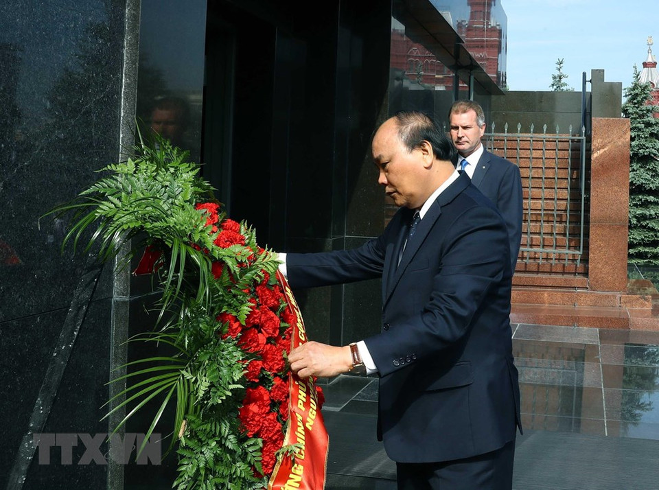 Premier Nguyen Xuan Phuc deposita una ofrenda floral y rinde homenaje póstumo al líder de la Revolución rusa V.I. Lenin. (Foto: VNA)