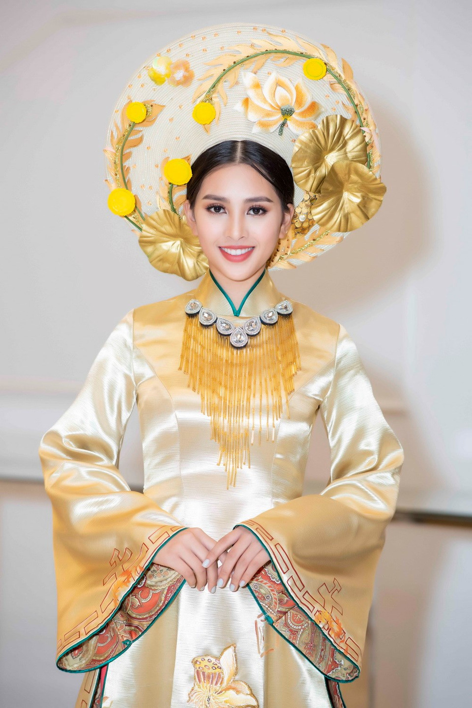 La miss Tieu Vy presenta la colección “El misterioso oriente” del diseñador Tran Thien Khanh. (Fuente: VNA)
