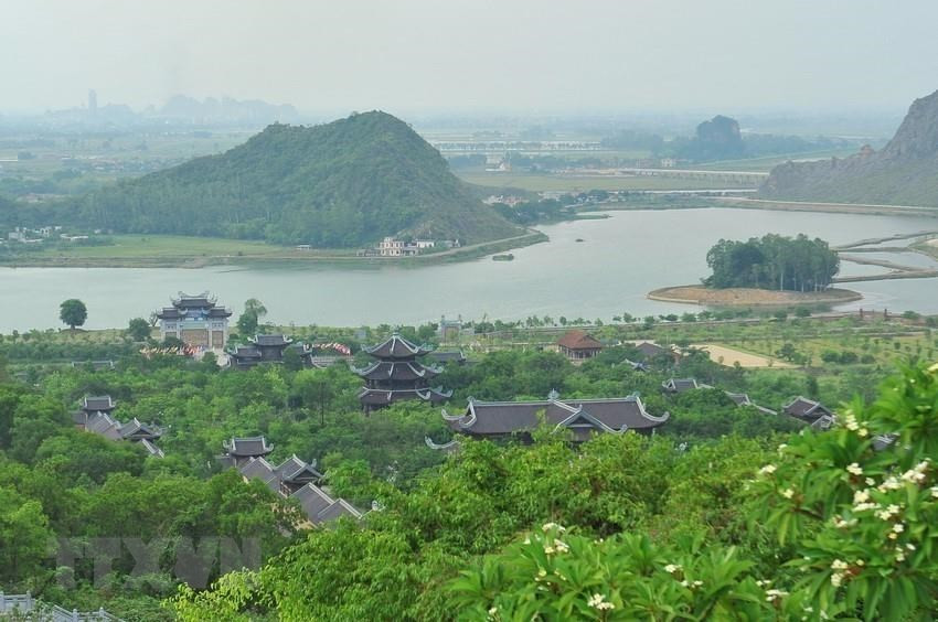 El área está rodeada de bosques primarios con diversas especies de fauna y flora (Foto: VNA)