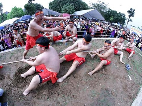 Cada equipo está integrado por 15, 17 o 19 hombres, quienes se encuentran semidesnudos y llevan un cinturón de seda roja, así como un cordón del mismo color en la cabeza. (Fuente: VNA)