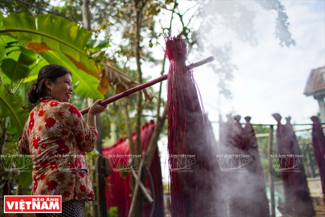 El teñido de espartos para creación de diferentes de colores. Fuente: VNA