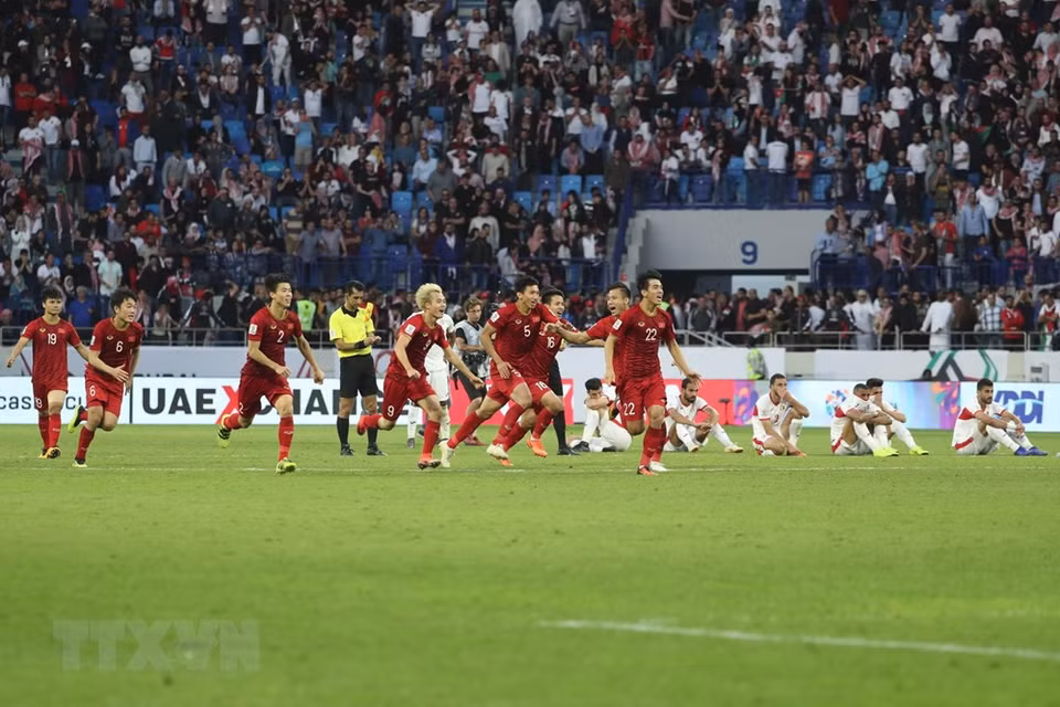 Júbilo de los once vietnamitas tras el gol decisivo de Tien Dung que batió al portero Amer Shafi desde los once metros en el último penalti de la tanda para asegurar un lugar en los cuartos de final para Vietnam. (Fuentes: AFP/VNA)