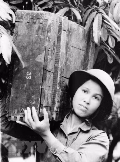 Bui Thi Han, trabajadora de la empresa forestal Huoi Luong, en la provincia de Lai Chau, y sus colegas, participaron en el servicio al ejército en la cima 551. (Fuente: VNA)