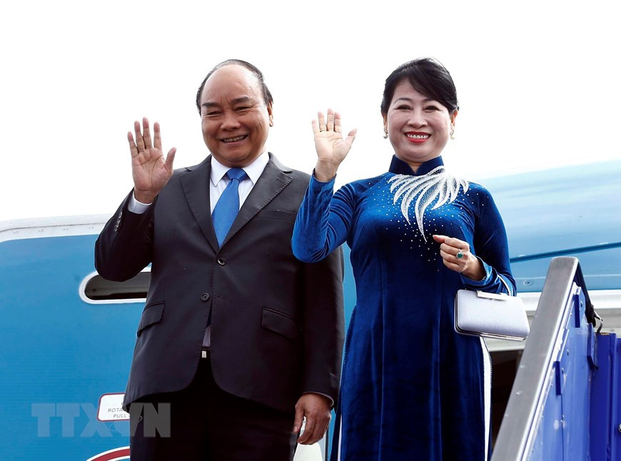 El primer ministro vietnamita, Nguyen Xuan Phuc, y su esposa llegan al aeropuerto internacional Arlanda, en Estocolmo. (Foto: VNA)