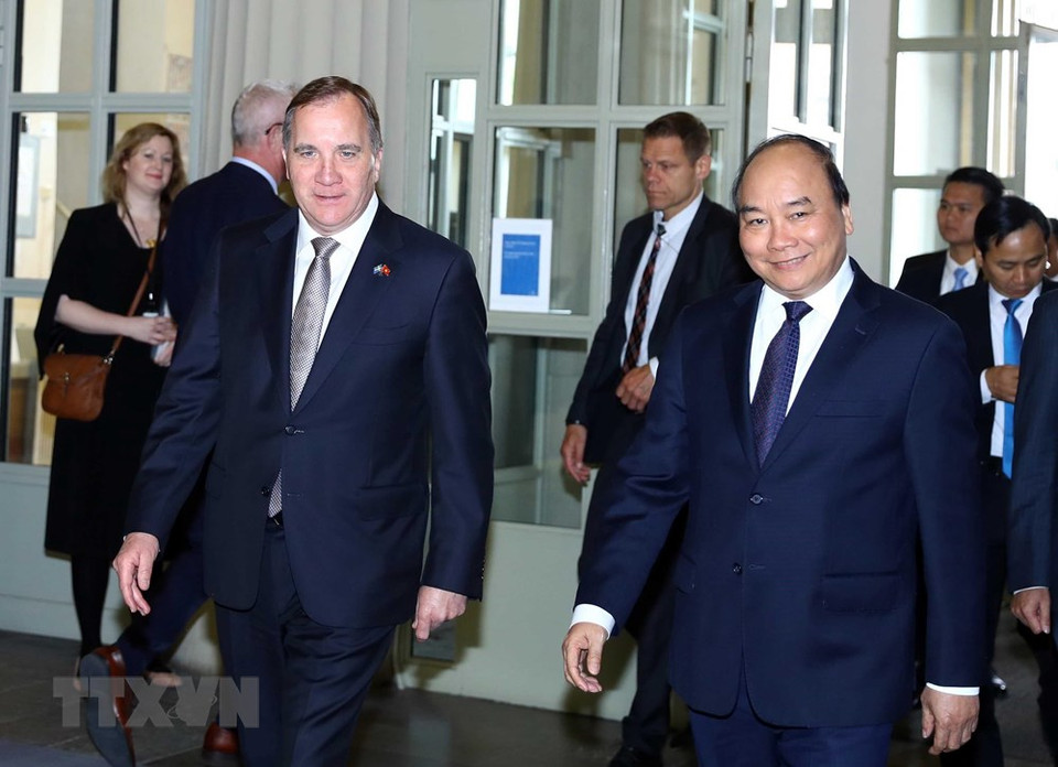 Premieres Nguyen Xuan Phuc y Löfven en la ceremonia de bienvenida. (Foto: VNA)