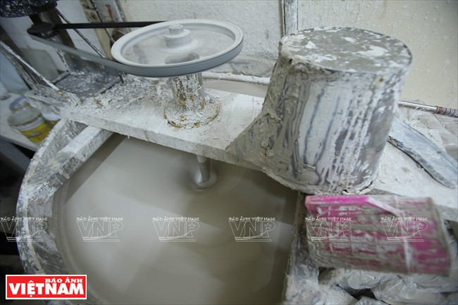 Preparación de la arcilla, materia básica para hacer cerámica. (Fuente: VNA)