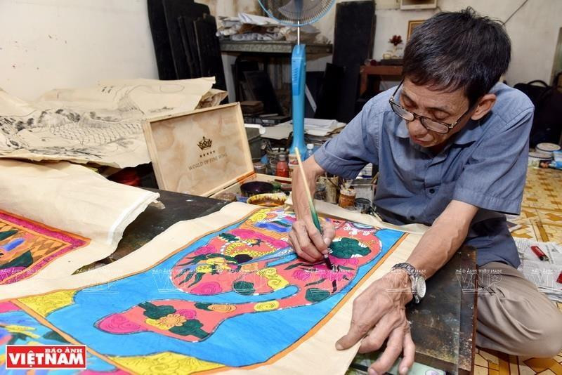 Le Dinh Nghien es reconocido como el último artista en pintar con bloques de madera en Hang Trong, una antigua calle cerca del lago Hoan Kiem, en el centro de Hanoi. (Foto: VNA)