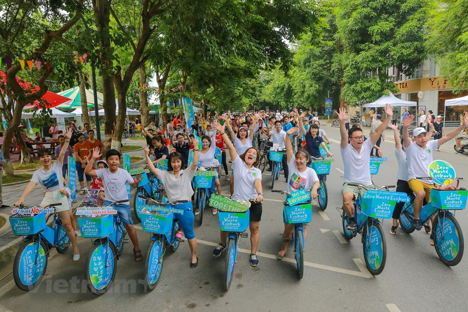 Cientos de personas montaban sus bicicletas para llamar a la gente a unirse a la campaña. (Foto: VNA)
