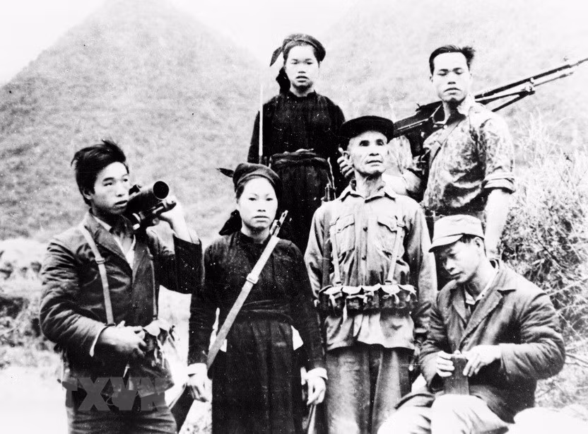 Luc Van Vinh, del distrito de Trung Khanh, provincia de Cao Bang, y sus cincos hijos, se unieron a las fuerzas armadas en la lucha por proteger la soberanía en la frontera norteña. (Fuente: VNA)