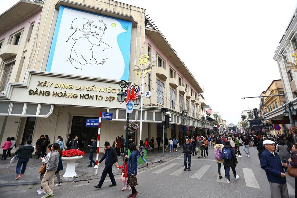 El área de la calle peatonal alrededor del lago Hoan Kiem en el fin de semana. (Foto: VNA)