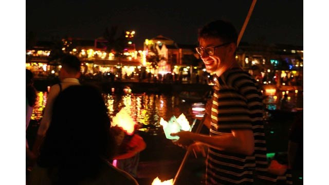 Turistas extranjeros, que visitan Hoi An por primera vez, se sorprenden de la tradición de lanzamiento de faroles a lo largo de ambas orillas del río Hoai. 