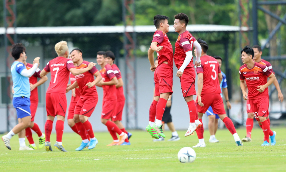 La selección vietnamita se entrenó en el estadio Muangthong, en Bangkok, ante el partido contra su rival tailandés, el jueves próximo. (Fuente: VNA)