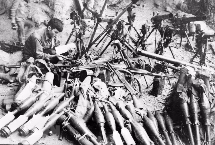 Armas enemigas ocupadas por las fuerzas armadas vietnamitas en el distrito de Hoa An, provincia de Cao Bang, el febrero de 1979. (Fuente: VNA)