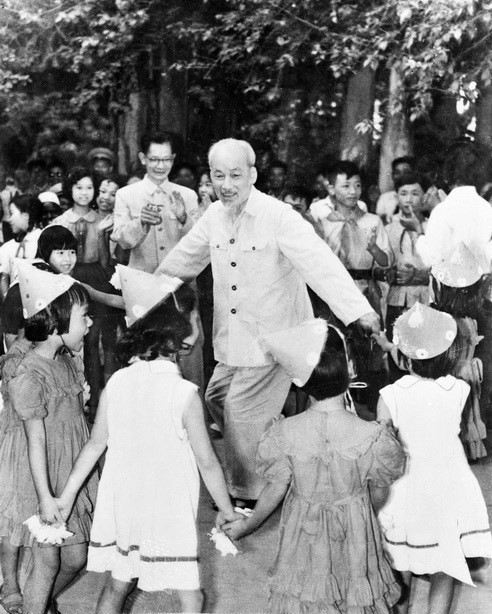 Presidente Ho Chi Minh bailó con niños en el Palacio Presidencial con motivo del Día Internacional de la Infancia, el 1 de junio de 1960. (Foto: VNA)