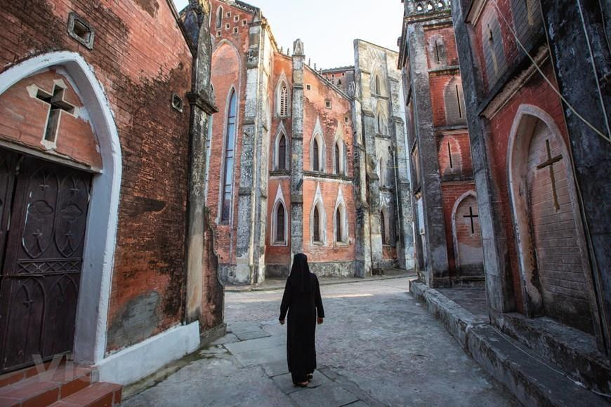 Turistas visitan la Basílica So Kien (Foto: VNA)