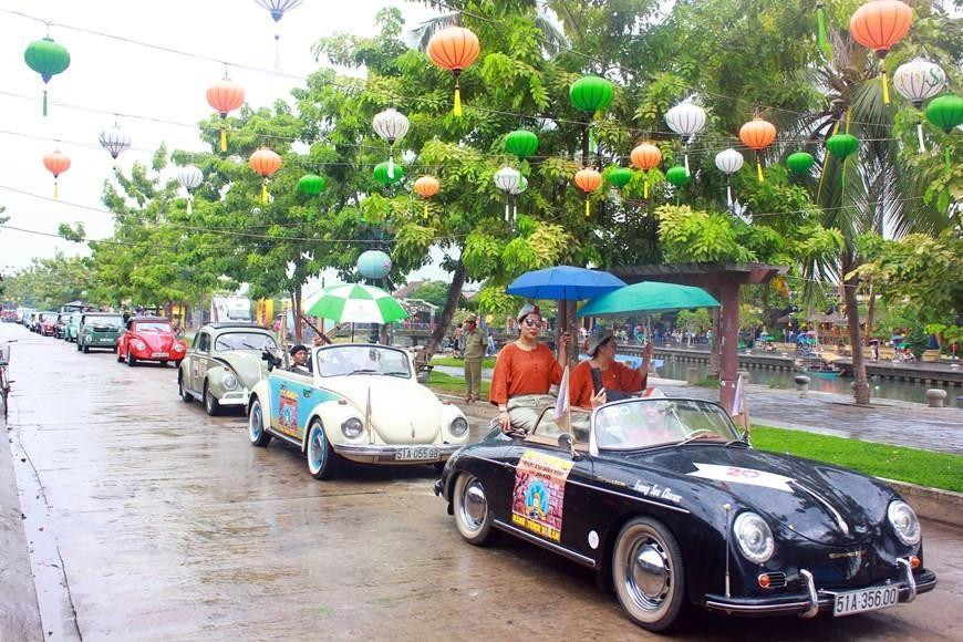 Desfile de autos clásicos en la antigua ciudad de Hoi An (Foto: VNA)