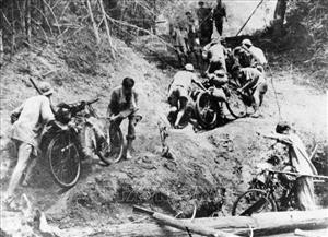 Es de destacar que durante la resistencia contra el imperialismo, los estadounidenses lanzaron contra el país ocho millones de toneladas de bombas, de las cuales cuatro millones cayeron en la ruta Truong Son. (Fuente: VNA)