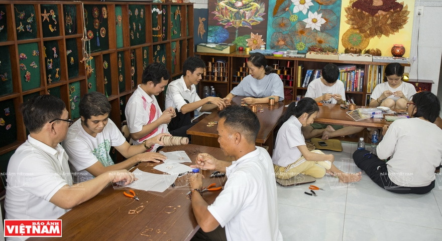 Los trabajadores en su taller son discapacitados. (Fuente: VNA)