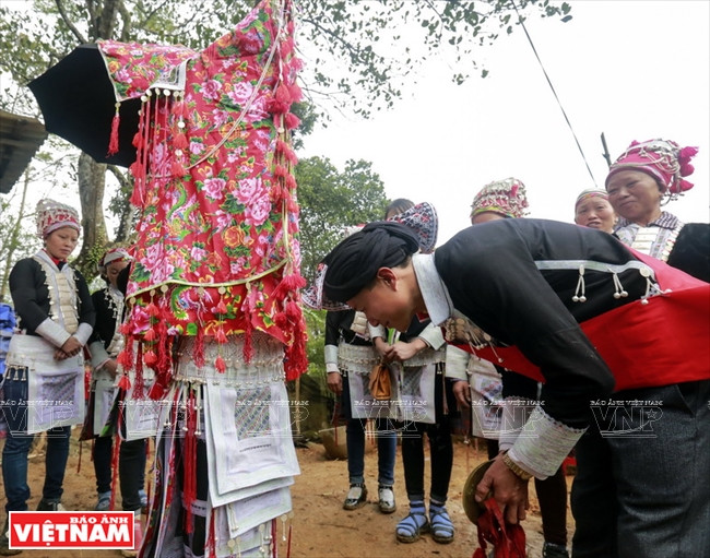 Reciben el novio a la novia. (Fuente: VNA)