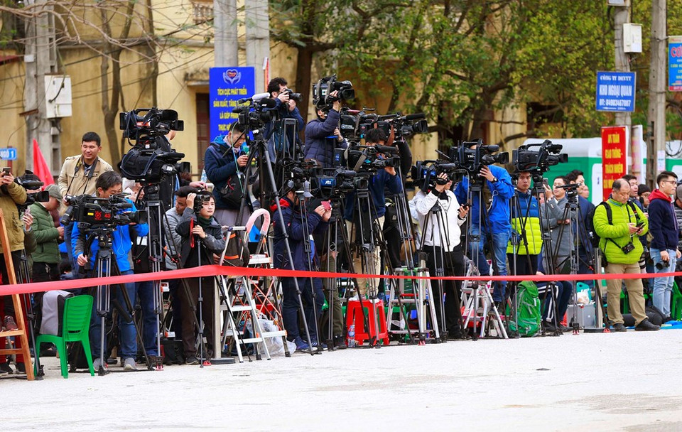 Los reporteros de las agencias de prensa nacionales e internacionales listos para cubrir la llegada del mandatario norcoreano, Kim Jong-un, en el terminal Dong Dang. (Foto: VNA)