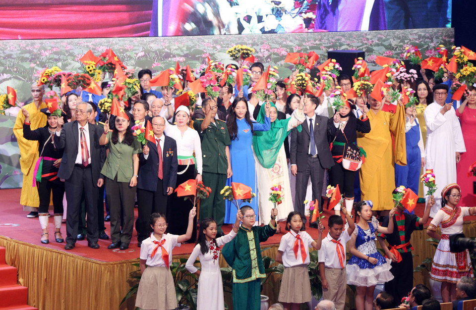 FPV, mayor organización de masas de Vietnam, desempeña un papel importante en los movimientos patrióticos y democráticos, así como en garantizar los derechos e intereses legítimos de los pobladores, y en la supervisar la construcción partidista. (Fuente: VNA)