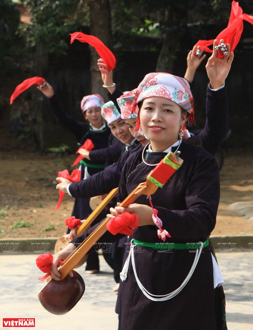 La etnia Tay, en el pueblo de Pheo, en la provincia norteña de Lao Cai, preserva las antiguas canciones de canto Then como un tesoro. (Fuente: VNA)