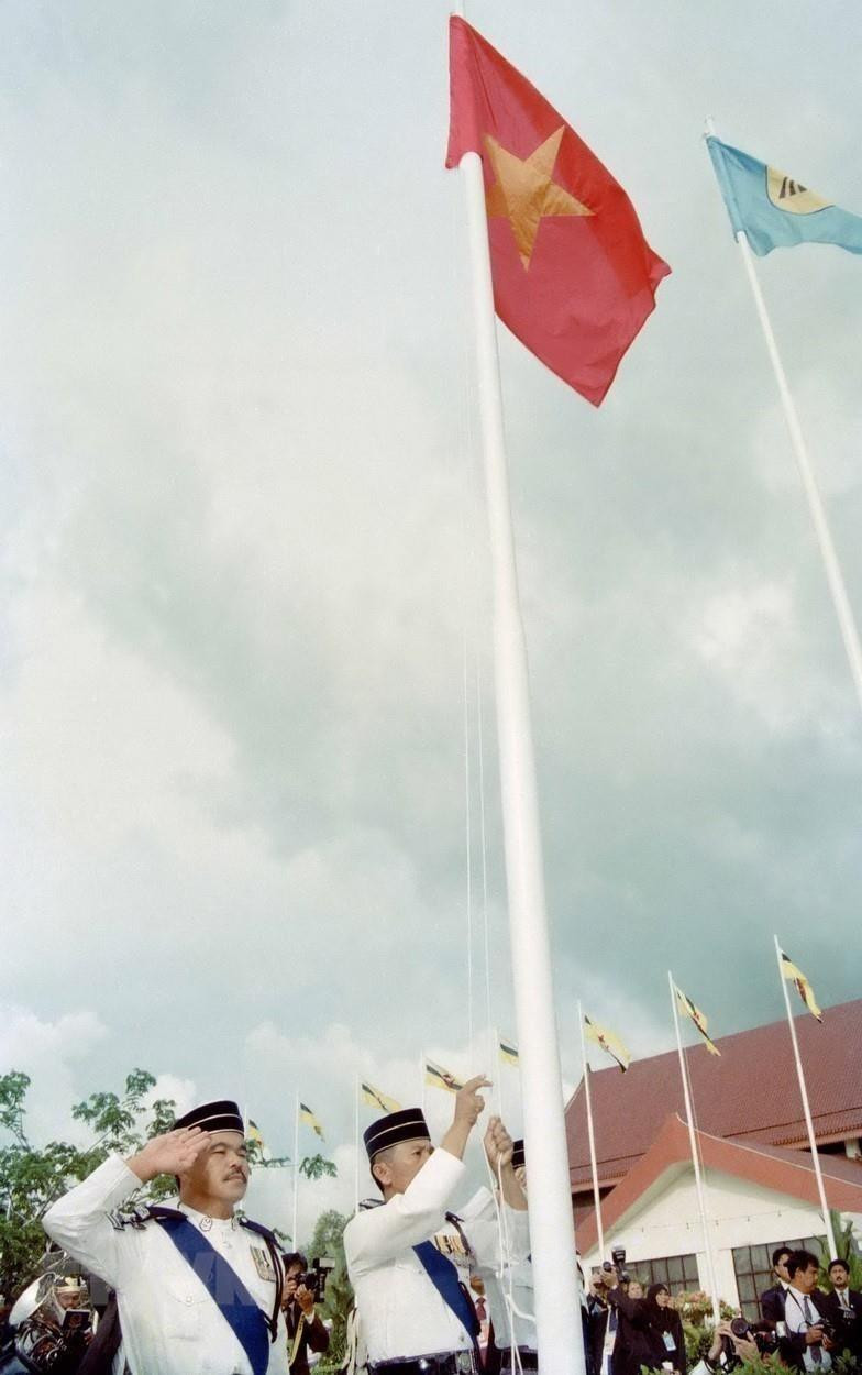 La ceremonia de izamiento de la bandera en Bandar Seri Begawan, Brunei, marca la admisión de Vietnam a la ASEAN, el 28 de julio de 1995. (Foto: VNA)