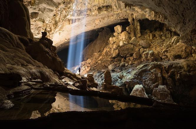 La misma guarda evidencias sobre la formación geológica de la corteza de la Tierra y posee un increíble sistema de cavernas y ríos subterráneos, incluida la cueva Son Doong – la gruta más grande del mundo. (Foto: VNA) 