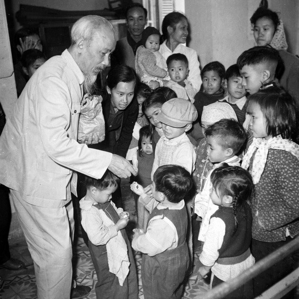El presidente Ho Chi Minh con hijos de trabajadores en las fábricas Sao Vang, Hanoi y Thang Long, el 15 de febrero de 1961. (Foto: VNA)