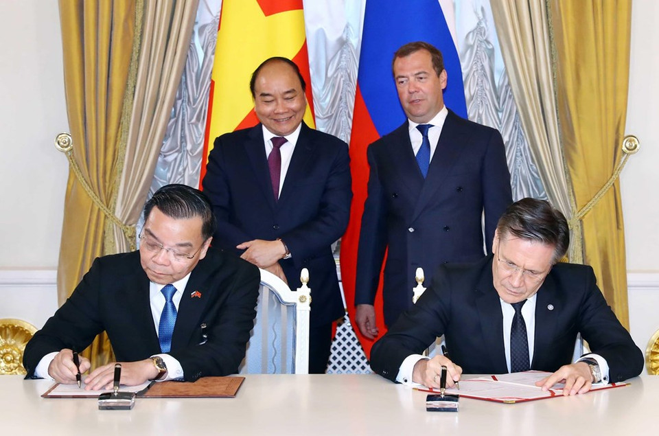 El primer ministro vietnamita, Nguyen Xuan Phuc, y su par ruso, Dmitri Medvedev, testimoniaron la firma de acuerdo de colaboración. (Fuente: VNA)