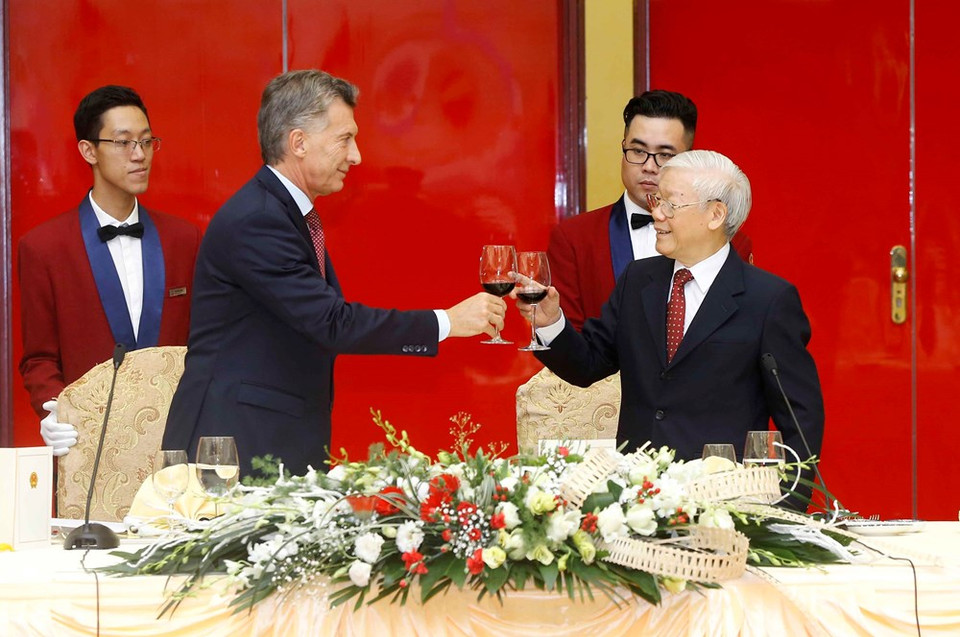 El secretario general del Partido Comunista y presidente de Vietnam, Nguyen Phu Trong, y el mandatario de Argentina, Mauricio Macri, en la recepción en Hanoi. (Fuente: VNA)