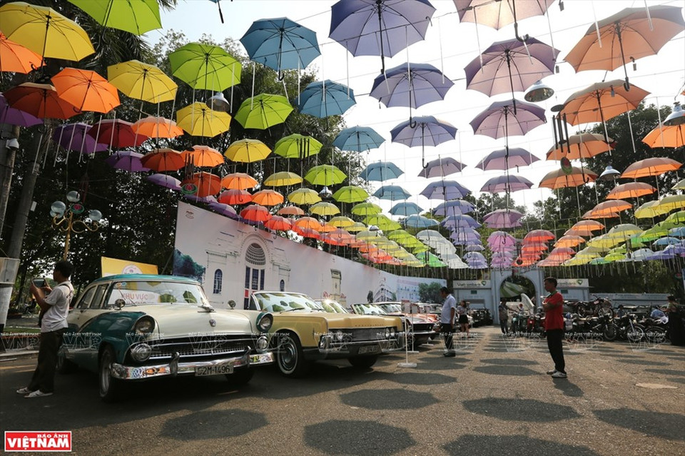 Unos 80 autos antiguos se exhibieron en una exposición organizada en el Centro Cultural Dam Sen en Ciudad Ho Chi Minh. (Fuente: VNA)
