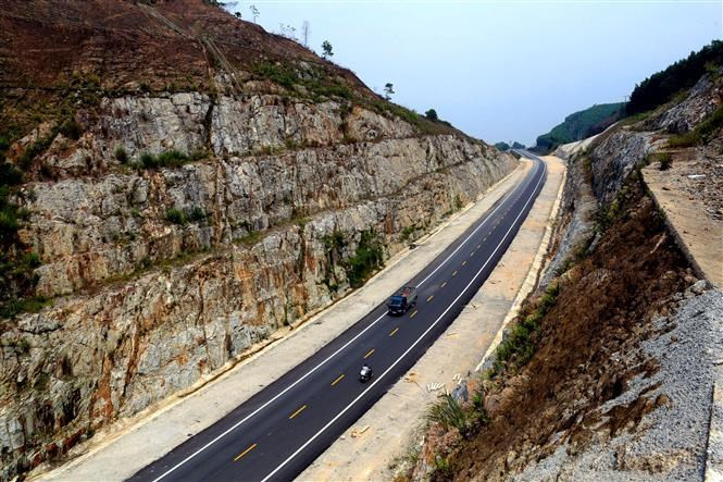 La autopista La Son - Tuy Loan formará parte de la autopista Ho Chi Minh, que tiene una longitud de 3,183 kilómetros, y se extiende a través de 28 provincias y ciudades. (Foto: VNA)