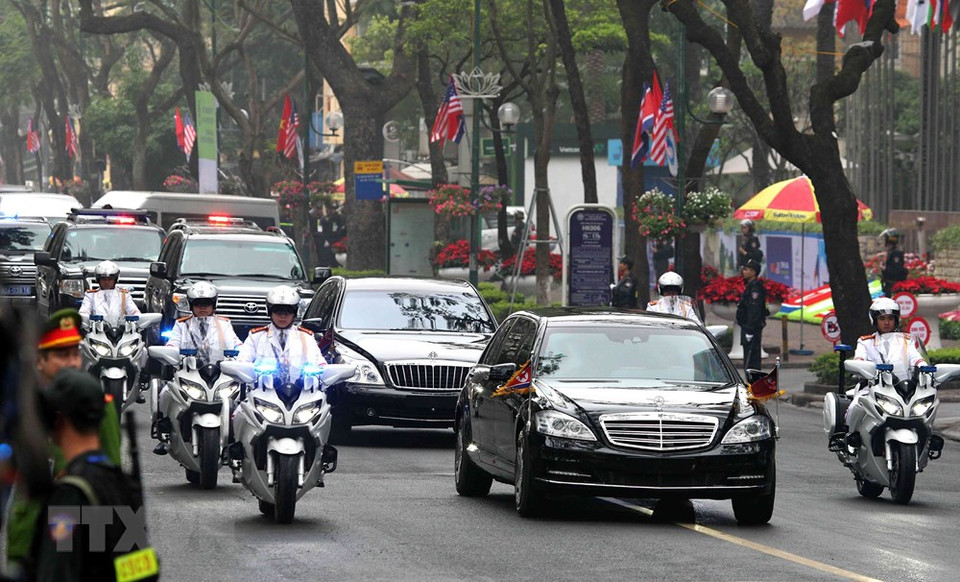El convoy del presidente norcoreano Kim Jong-un en el casco antiguo de Hanoi, en víspera de la reunión con su par noramericano Donald Trump. (Foto: VNA)