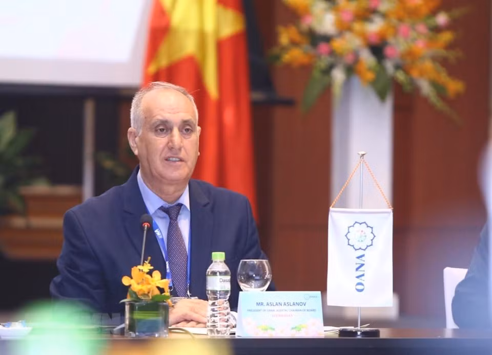 Presidente rotativo de la OANA, director general de la Agencia de Noticias AZERTAC (Azerbaiyán), Aslan Aslanov, preside la reunión. (Fuente: VNA) 