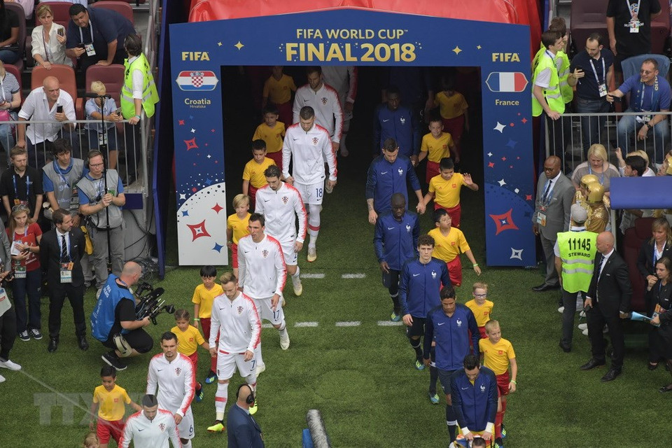 Los jugadores de Francia y Croacia pisan el césped (Fuente: AFP/VNA)