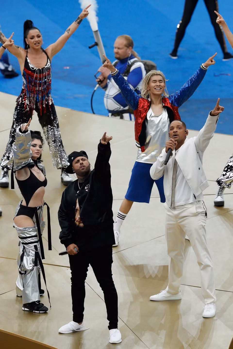 Los cantantes Era Istrefi (izquierda) y Nicky Jam (derecha) intepretan en la clausura (Fuente: AFP/VNA)