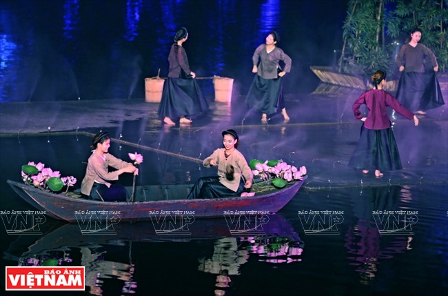  Comienza “Tinh hoa Bac Bo” con una escena donde los campesinos recogen flores de loto y visitan temprano su arrozal cubierto de rocío (Fuente: VNA)