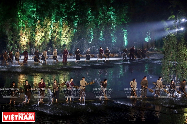  "Tinh hoa Bac Bo" sobre la vida llena de cultura e historia de la antigua región del norte se representa en un lago de 4 300 metros cuadrados de superficie ubicado a los pies de la pagoda de Thay (Fuente: VNA)