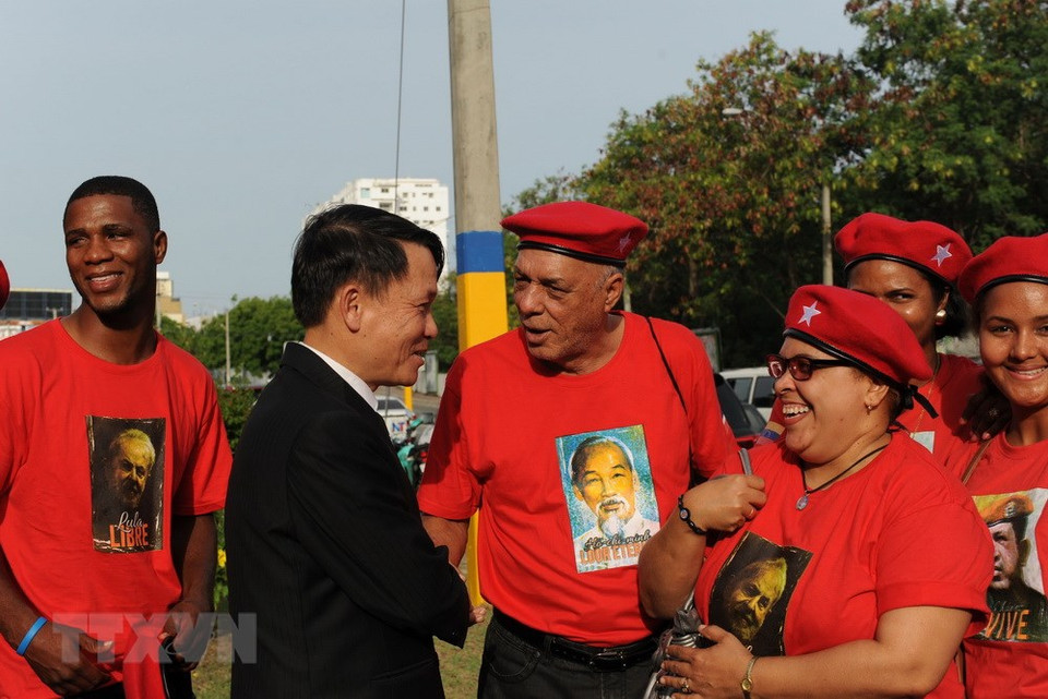  El miembro del Comité Central del Partido Comunista y director general de la Agencia Vietnamita de Noticias, Nguyen Duoc Loi y pobladores dominicanos (Fuente: VNA)