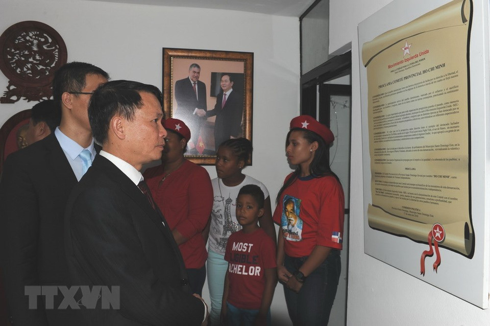 El miembro del Comité Central del Partido Comunista y director general de la Agencia Vietnamita de Noticias, Nguyen Duoc Loi, visita la militancia de MIU que lleva el nombre de Ho Chi MInh (Fuente: VNA)
