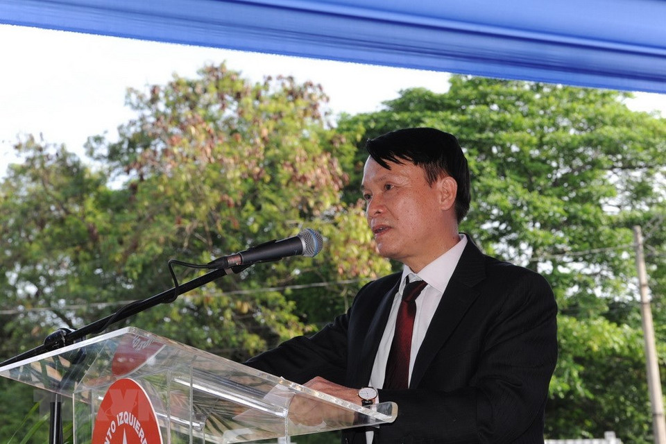 El miembro del Comité Central del Partido Comunista y director general de la Agencia Vietnamita de Noticias, Nguyen Duoc Loi, habla en el acto (Fuente: VNA)