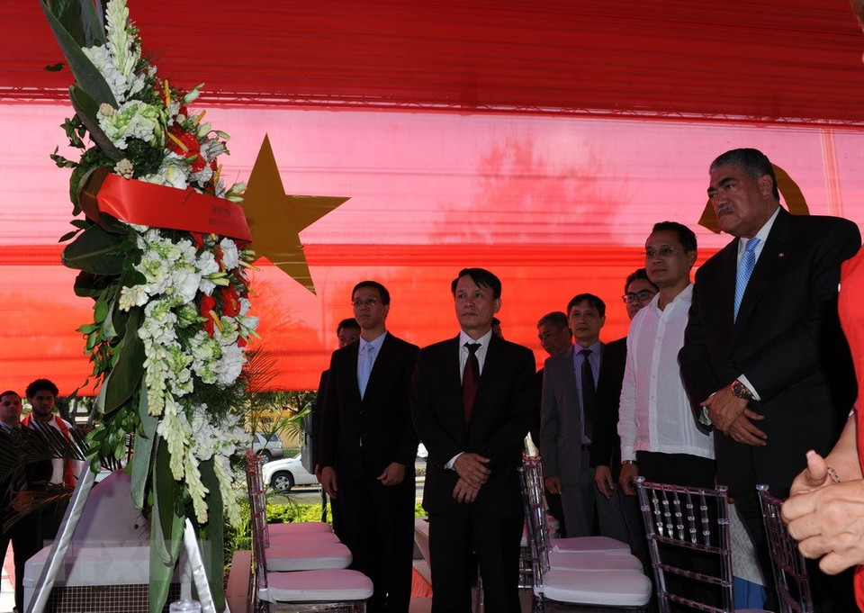 El miembro del Comité Central del Partido Comunista y director general de la Agencia Vietnamita de Noticias, Nguyen Duoc Loi, y delegados colocan inciensos en el Monumento de Ho Chi Minh (Fuente: VNA)