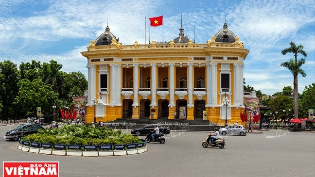 Teatro de la Ópera de Hanoi, una obra arquitectónica francesa, constituye un patrimonio cultural de Vietnam que atrae gran interés de turistas extranjeros (Fuente:VNA)