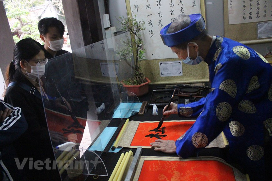 Ante los impactos de la COVID-19, la cantidad de visitantes a destinos populares en la ciudad se ha mantenido modesta; aunque las autoridades municipales permitieron la reapertura de esos sitios en febrero pasado. Van Mieu-Quoc Tu Giam (Templo de la Literatura) es una reliquia nacional especial, la primera universidad de Vietnam y uno de los pocos complejos de la capital que conservan el espacio completo. Durante el período de distanciamiento social por la pandemia, el destino no pudo recibir visitantes. Sin embargo, el Departamento de Cultura y Deportes considera que llegó un momento ideal para fomentar la investigación sobre sus valores y crear productos para servir a los turistas en el futuro. (Fuente: Vietnamplus)