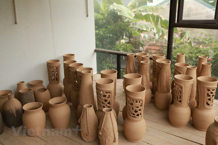 Todos los días, Nguyen Hong Quang y otros artesanos de la aldea de cerámica de Huong Canh, de la comuna de Lo Cang, del distrito de Binh Xuyen, trabajan duro a fin de buscar salidas para sus productos. El artesano Hong Quang manifestó su esperanza en el futuro de la cerámica típica del lugar y expresó su deseo de que las autoridades locales creen condiciones para que los alfareros tengan un área propia para el desarrollo de sus oficios. La cerámica de Huong Canh es conocida por su revestimiento repelente al agua, gracias a lo cual preserva el sabor de los contenidos. Los aldeanos han dedicado esfuerzos a mantener y promover la alfarería, pese a varios altibajos. (Fuente: Vietnamplus) 