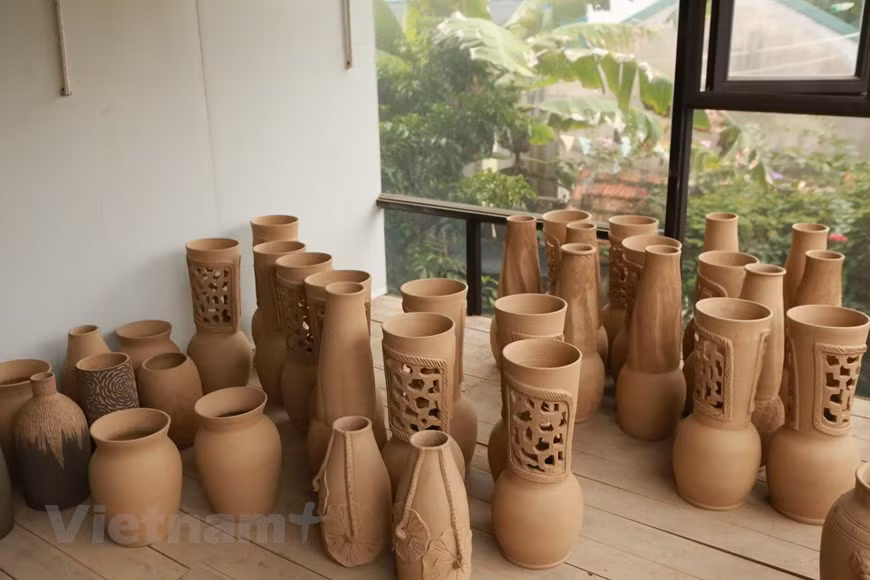 Todos los días, Nguyen Hong Quang y otros artesanos de la aldea de cerámica de Huong Canh, de la comuna de Lo Cang, del distrito de Binh Xuyen, trabajan duro a fin de buscar salidas para sus productos. El artesano Hong Quang manifestó su esperanza en el futuro de la cerámica típica del lugar y expresó su deseo de que las autoridades locales creen condiciones para que los alfareros tengan un área propia para el desarrollo de sus oficios. La cerámica de Huong Canh es conocida por su revestimiento repelente al agua, gracias a lo cual preserva el sabor de los contenidos. Los aldeanos han dedicado esfuerzos a mantener y promover la alfarería, pese a varios altibajos. (Fuente: Vietnamplus) 