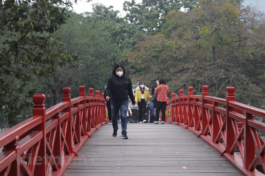 Otro de los símbolos de belleza cultural para los hanoyenses es el puente de Huc, sobre el lago Hoan Kiem. Une la orilla del lago a la pequeña isla donde se encuentra el templo de Ngoc Son, uno de los destinos turísticos favoritos en la capital vietnamita. Después de un largo tiempo de suspensión por los impactos graves de la pandemia de la COVID-19, Hanoi ha reanudado las actividades turísticas en este sitio a propósito del Nuevo Año Lunar. En tal sentido, los visitantes deben cumplir las medidas preventivas contra el contagio del coronavirus, así como realizar las declaraciones médicas según las normativas del Ministerio de Salud. (Fuente: Vietnamplus)